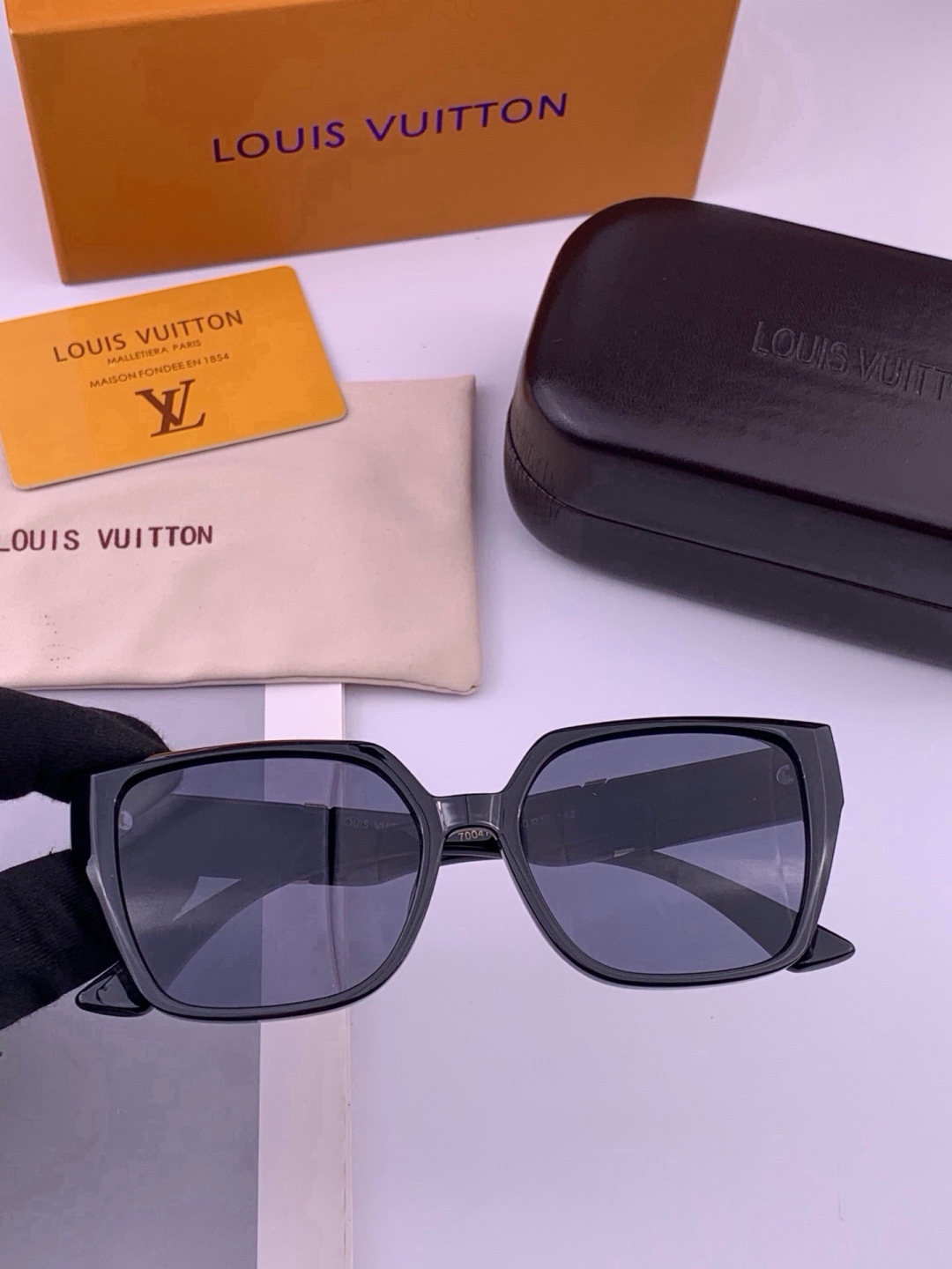 🔺LV🔻早春新款，众多明星同款[色]LV‼️‼️新款大框墨镜 ，🌈🌈宝丽来超清太阳镜🔝🔝型号：L77004