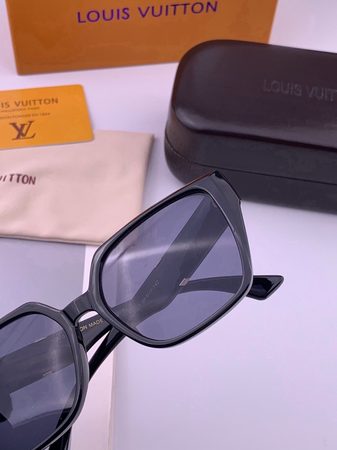 🔺LV🔻早春新款，众多明星同款[色]LV‼️‼️新款大框墨镜 ，🌈🌈宝丽来超清太阳镜🔝🔝型号：L77004