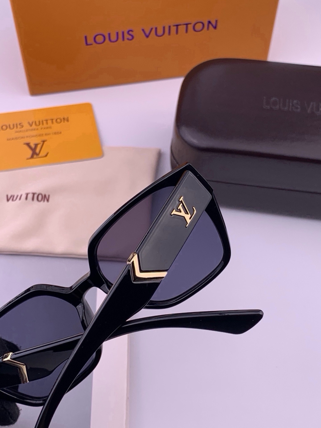 🔺LV🔻早春新款，众多明星同款[色]LV‼️‼️新款大框墨镜 ，🌈🌈宝丽来超清太阳镜🔝🔝型号：L77004