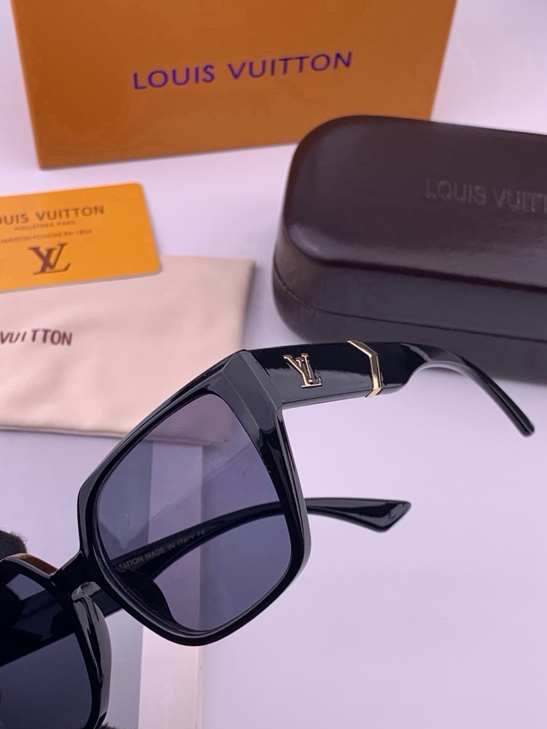 🔺LV🔻早春新款，众多明星同款[色]LV‼️‼️新款大框墨镜 ，🌈🌈宝丽来超清太阳镜🔝🔝型号：L77004