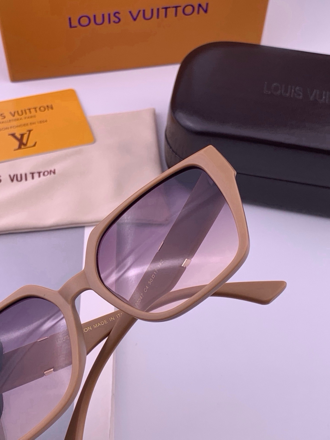 🔺LV🔻早春新款，众多明星同款[色]LV‼️‼️新款大框墨镜 ，🌈🌈宝丽来超清太阳镜🔝🔝型号：L77004