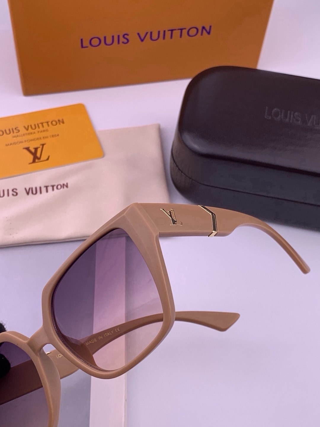 🔺LV🔻早春新款，众多明星同款[色]LV‼️‼️新款大框墨镜 ，🌈🌈宝丽来超清太阳镜🔝🔝型号：L77004