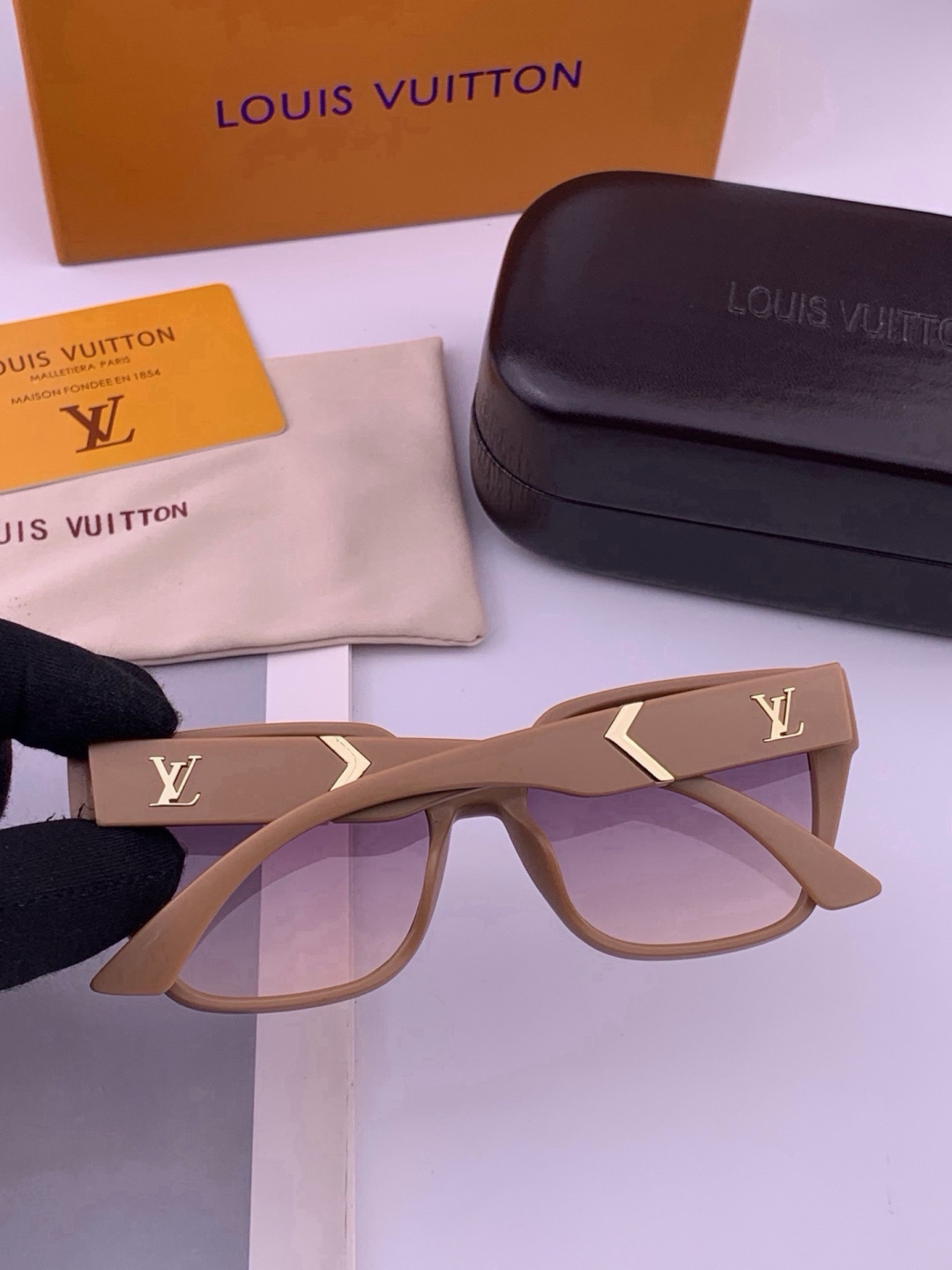 🔺LV🔻早春新款，众多明星同款[色]LV‼️‼️新款大框墨镜 ，🌈🌈宝丽来超清太阳镜🔝🔝型号：L77004