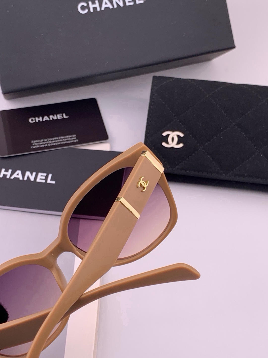 🔺CHANEL🔻官方早春新款，众多明星同款[色]香奈儿‼️‼️新款大框墨镜 ，🌈🌈宝丽来超清太阳镜🔝🔝型号：CH4700