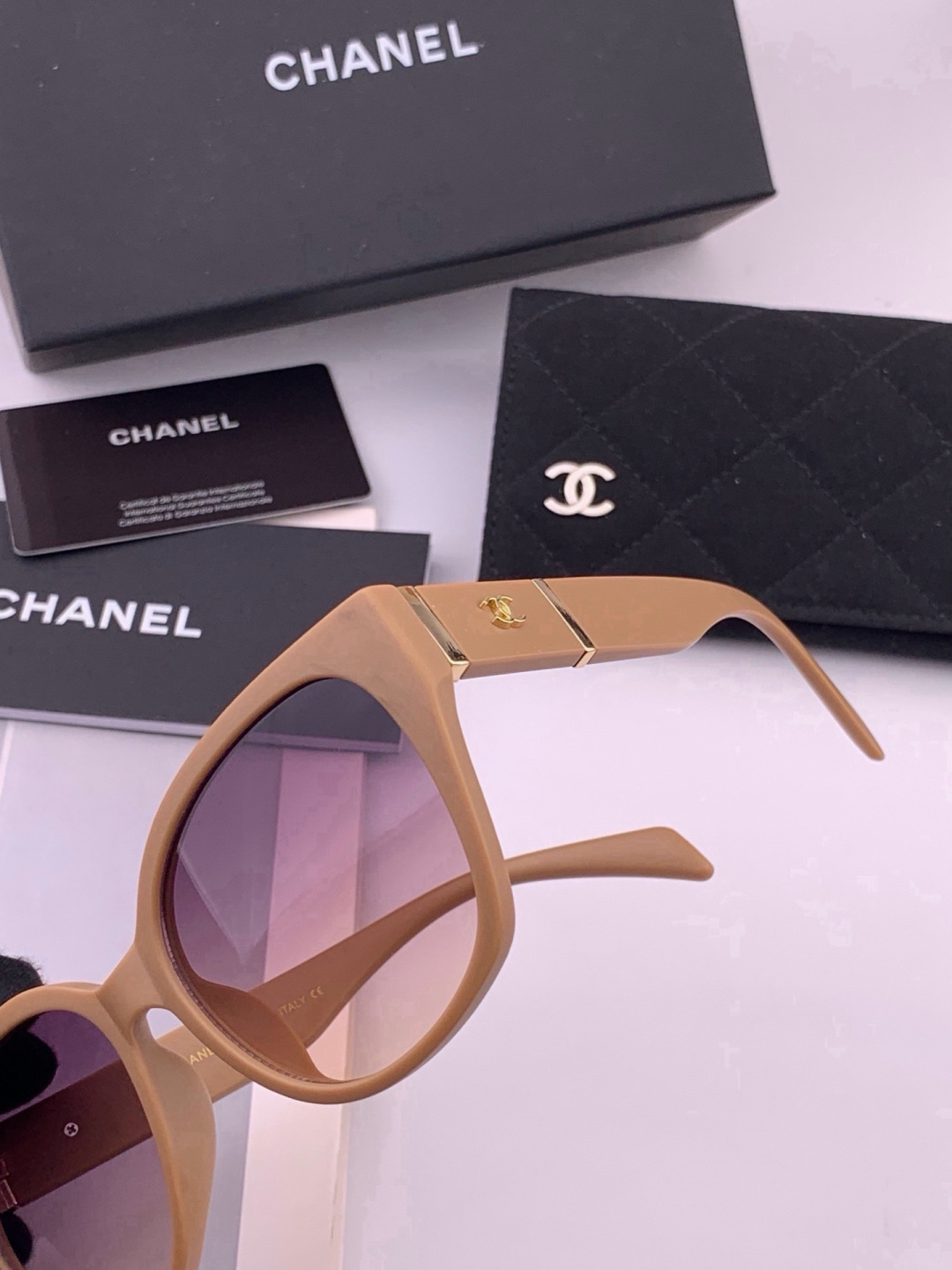 🔺CHANEL🔻官方早春新款，众多明星同款[色]香奈儿‼️‼️新款大框墨镜 ，🌈🌈宝丽来超清太阳镜🔝🔝型号：CH4700