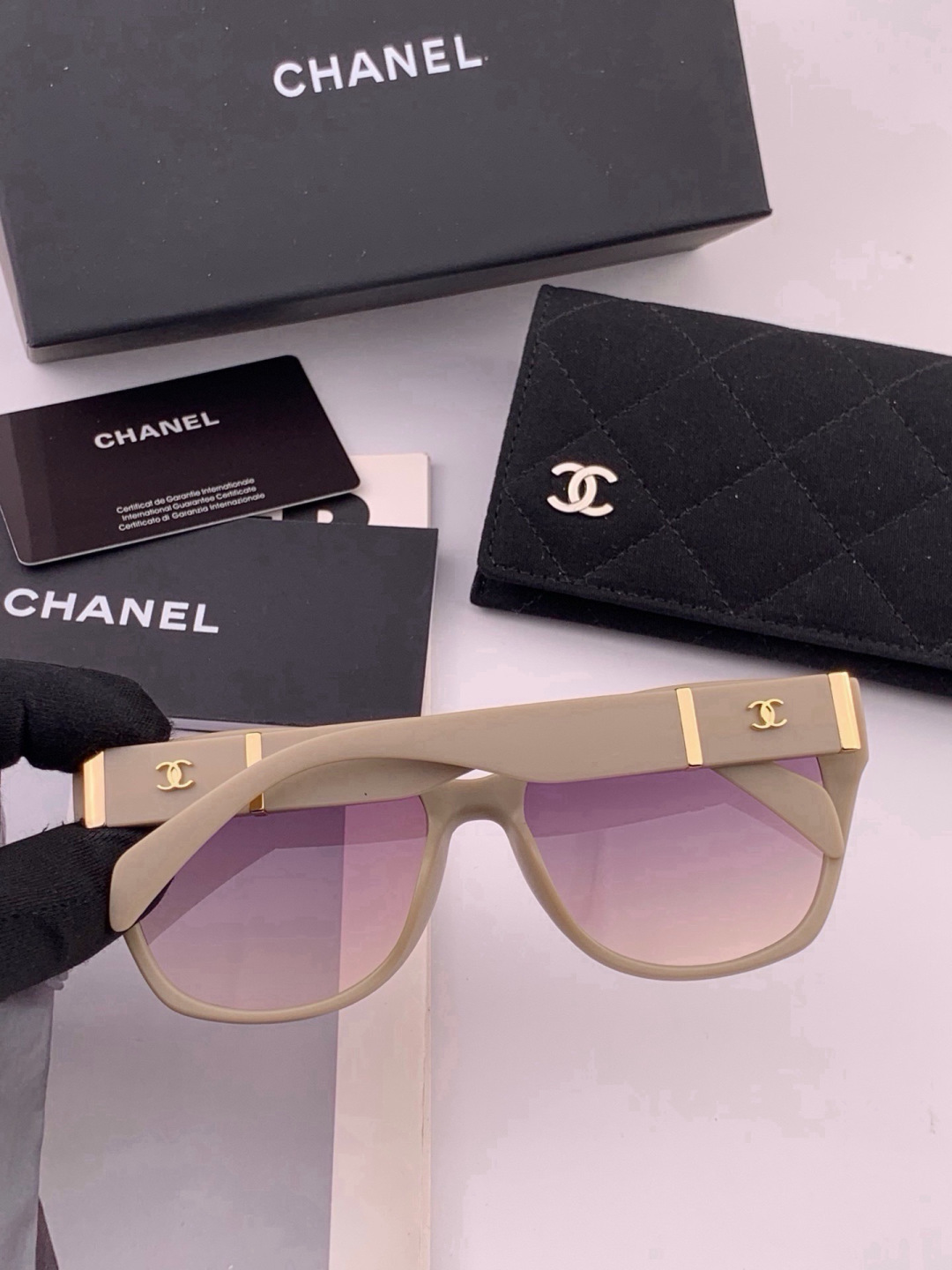 🔺CHANEL🔻官方早春新款，众多明星同款[色]香奈儿‼️‼️新款大框墨镜 ，🌈🌈宝丽来超清太阳镜🔝🔝型号：CH4700
