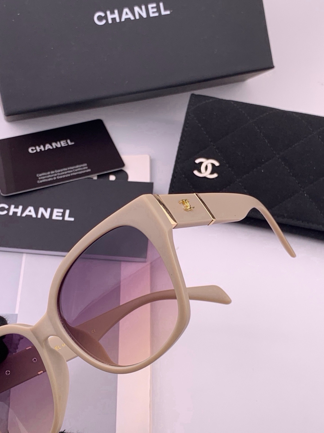 🔺CHANEL🔻官方早春新款，众多明星同款[色]香奈儿‼️‼️新款大框墨镜 ，🌈🌈宝丽来超清太阳镜🔝🔝型号：CH4700