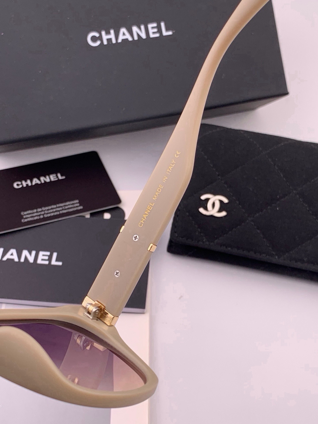 🔺CHANEL🔻官方早春新款，众多明星同款[色]香奈儿‼️‼️新款大框墨镜 ，🌈🌈宝丽来超清太阳镜🔝🔝型号：CH4700