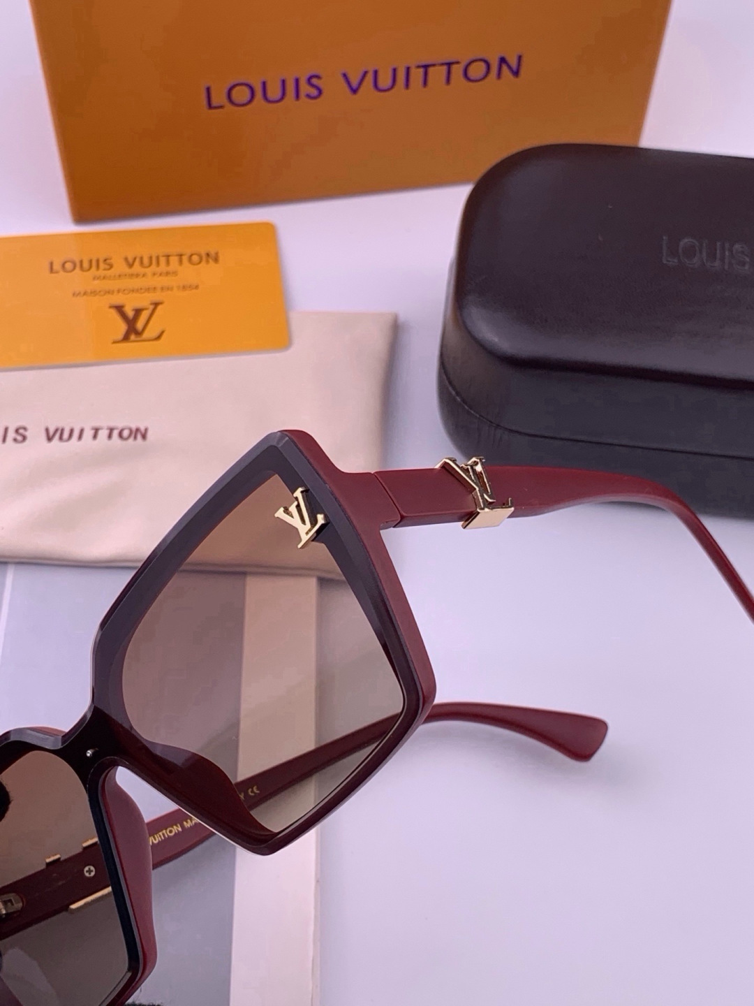 🔺LV🔻早春新款，众多明星同款[色]LV‼️‼️新款大框墨镜 ，🌈🌈宝丽来超清太阳镜🔝🔝型号：L57002