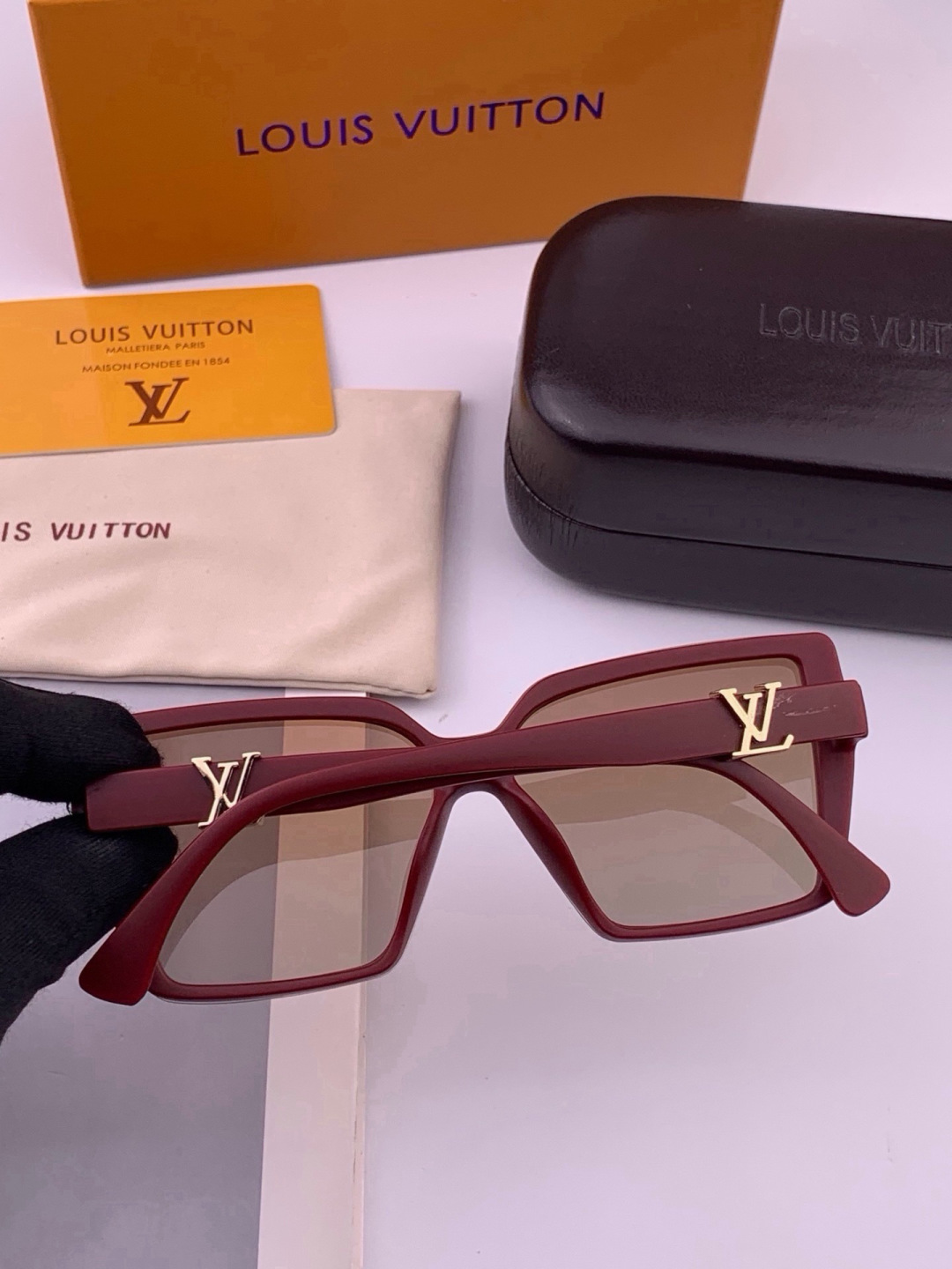🔺LV🔻早春新款，众多明星同款[色]LV‼️‼️新款大框墨镜 ，🌈🌈宝丽来超清太阳镜🔝🔝型号：L57002