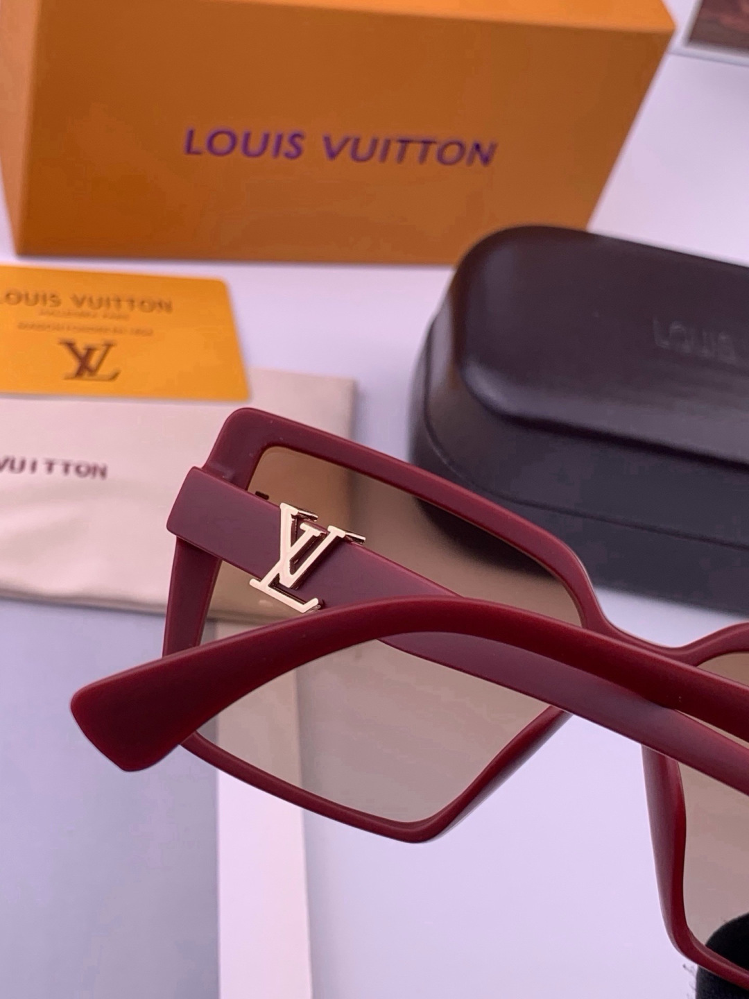 🔺LV🔻早春新款，众多明星同款[色]LV‼️‼️新款大框墨镜 ，🌈🌈宝丽来超清太阳镜🔝🔝型号：L57002