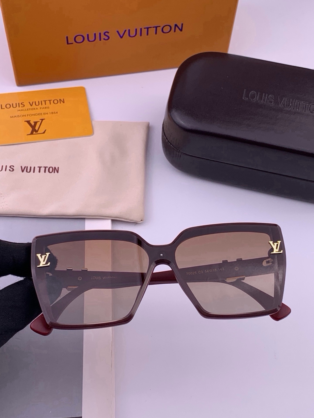 🔺LV🔻早春新款，众多明星同款[色]LV‼️‼️新款大框墨镜 ，🌈🌈宝丽来超清太阳镜🔝🔝型号：L57002