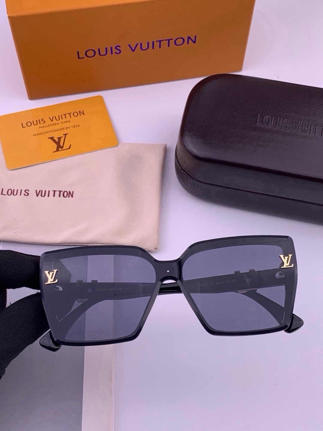 🔺LV🔻早春新款，众多明星同款[色]LV‼️‼️新款大框墨镜 ，🌈🌈宝丽来超清太阳镜🔝🔝型号：L57002