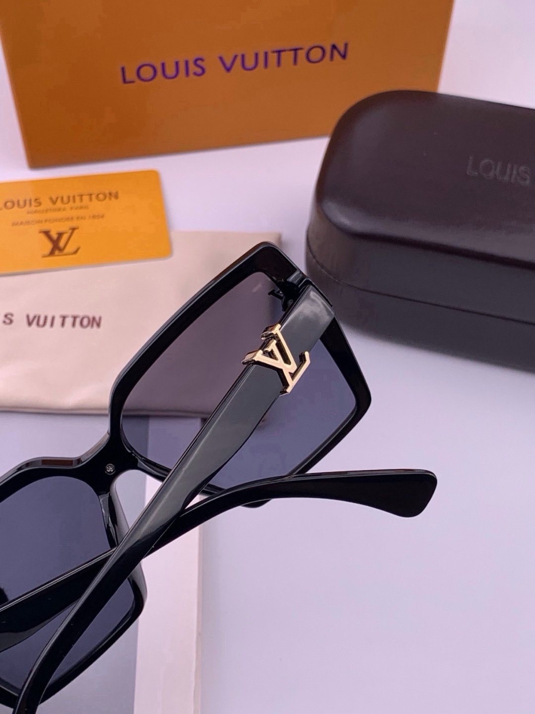 🔺LV🔻早春新款，众多明星同款[色]LV‼️‼️新款大框墨镜 ，🌈🌈宝丽来超清太阳镜🔝🔝型号：L57002