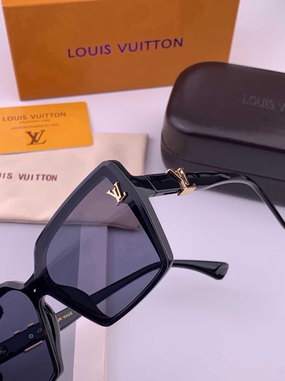 🔺LV🔻早春新款，众多明星同款[色]LV‼️‼️新款大框墨镜 ，🌈🌈宝丽来超清太阳镜🔝🔝型号：L57002
