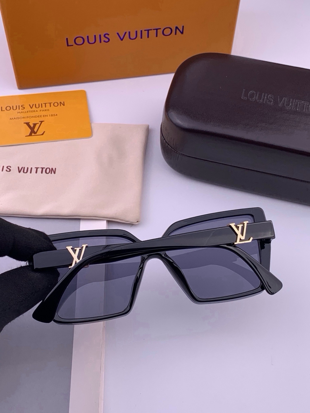 🔺LV🔻早春新款，众多明星同款[色]LV‼️‼️新款大框墨镜 ，🌈🌈宝丽来超清太阳镜🔝🔝型号：L57002