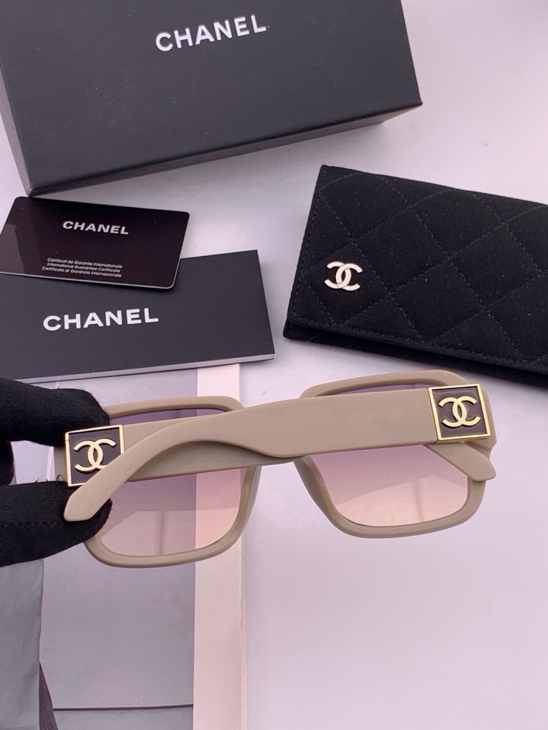 🔺CHANEL🔻官方早春新款，众多明星同款[色]香奈儿‼️‼️新款大框墨镜 ，🌈🌈宝丽来超清太阳镜🔝🔝型号：CH8700