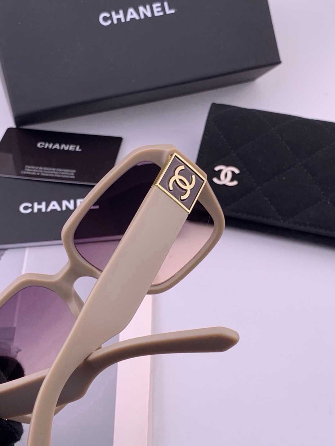 🔺CHANEL🔻官方早春新款，众多明星同款[色]香奈儿‼️‼️新款大框墨镜 ，🌈🌈宝丽来超清太阳镜🔝🔝型号：CH8700