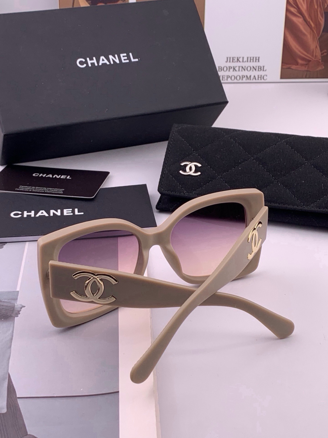 🔺CHANEL🔻官方早春新款，众多明星同款[色]香奈儿‼️‼️新款大框墨镜 ，🌈🌈宝丽来超清太阳镜🔝🔝型号：CH8700