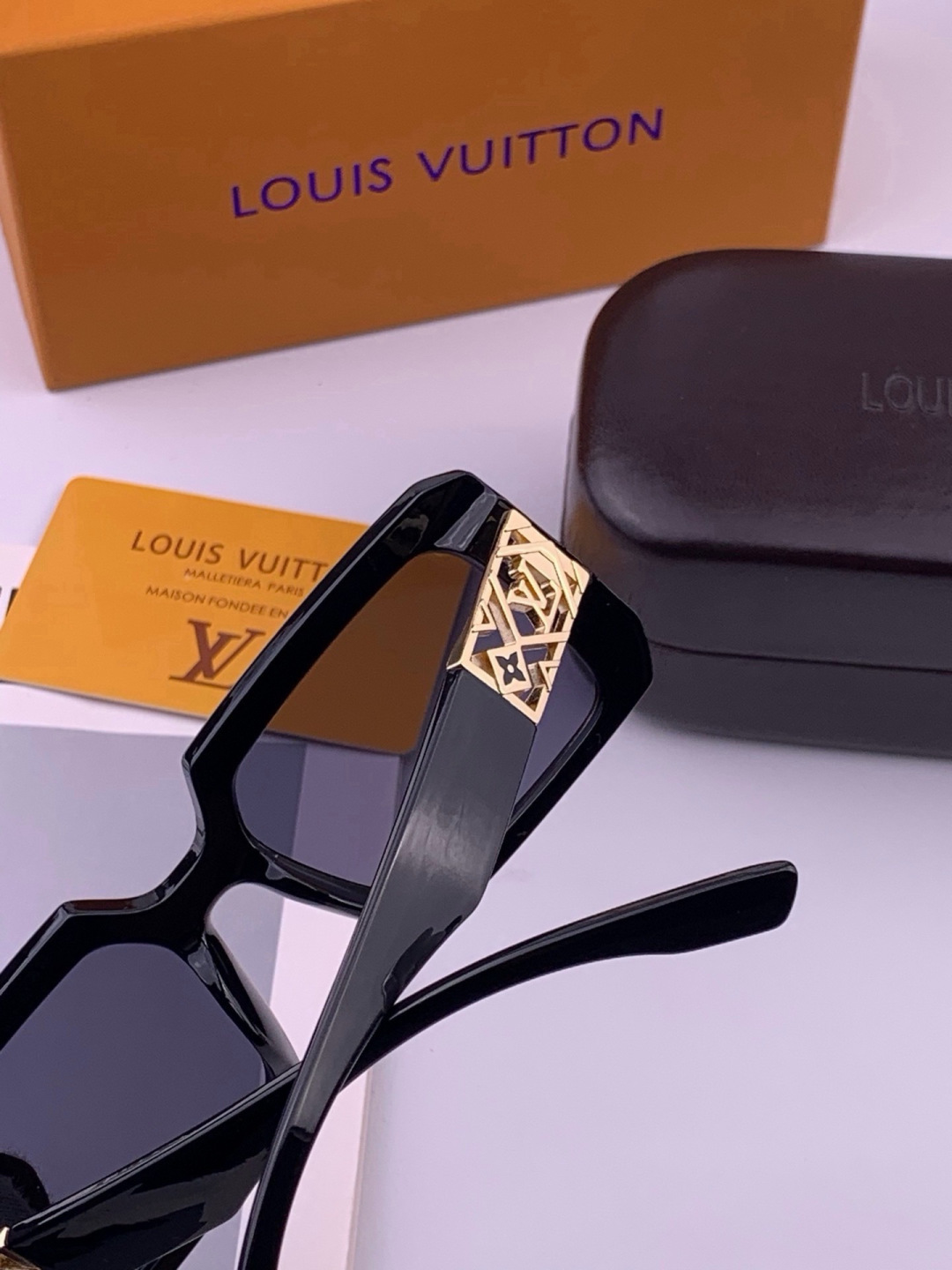 LV 开春新款  潮流爆款 时尚方框太阳镜 高品质 佩戴舒适 网红潮款墨镜 型号 L47001