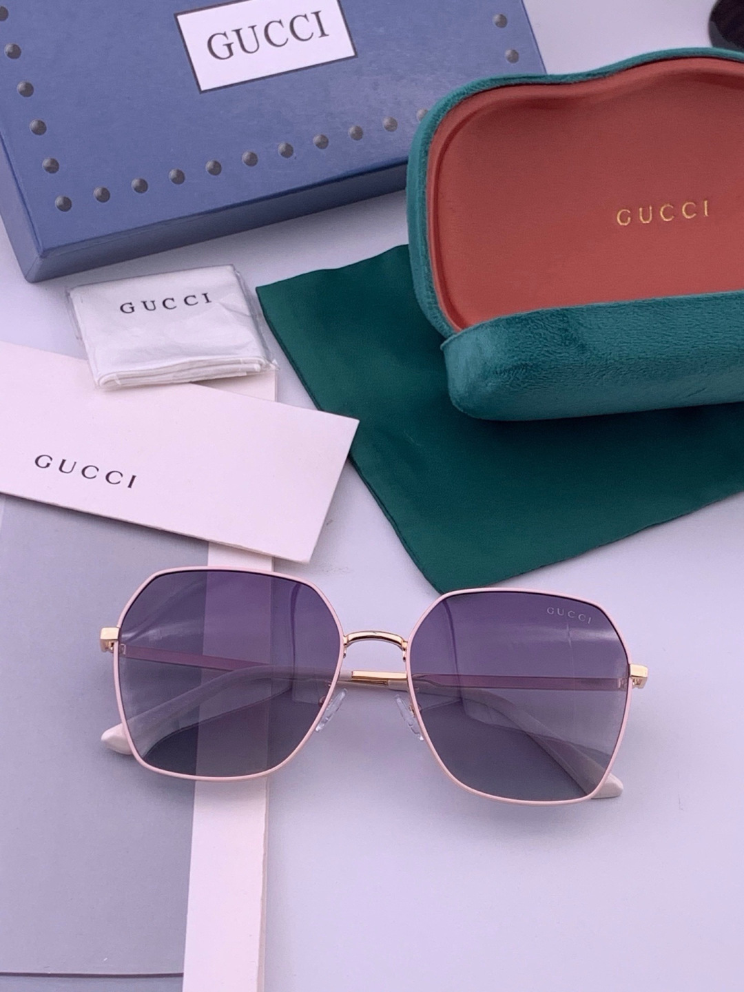 GUCCI  开春新款 马鞍扣镜腿系列墨镜，优雅方框太阳镜各路网红纷纷带起气场满分‼️ 俏皮甜美.上脸效果更佳.金属质感