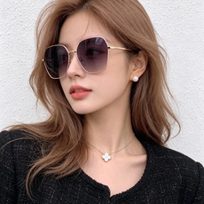 GUCCI 开春新款 马鞍扣镜腿系列墨镜,优雅方框太阳镜各路网红纷纷带起气场满分‼️ 俏皮甜美.上脸效果更佳.金属质感 GUCCI 开春新款 马鞍扣镜腿系列墨镜,优雅方框太阳镜各路网红纷纷带起气场满分‼️ 俏皮甜美.上脸效果更佳.金属质感