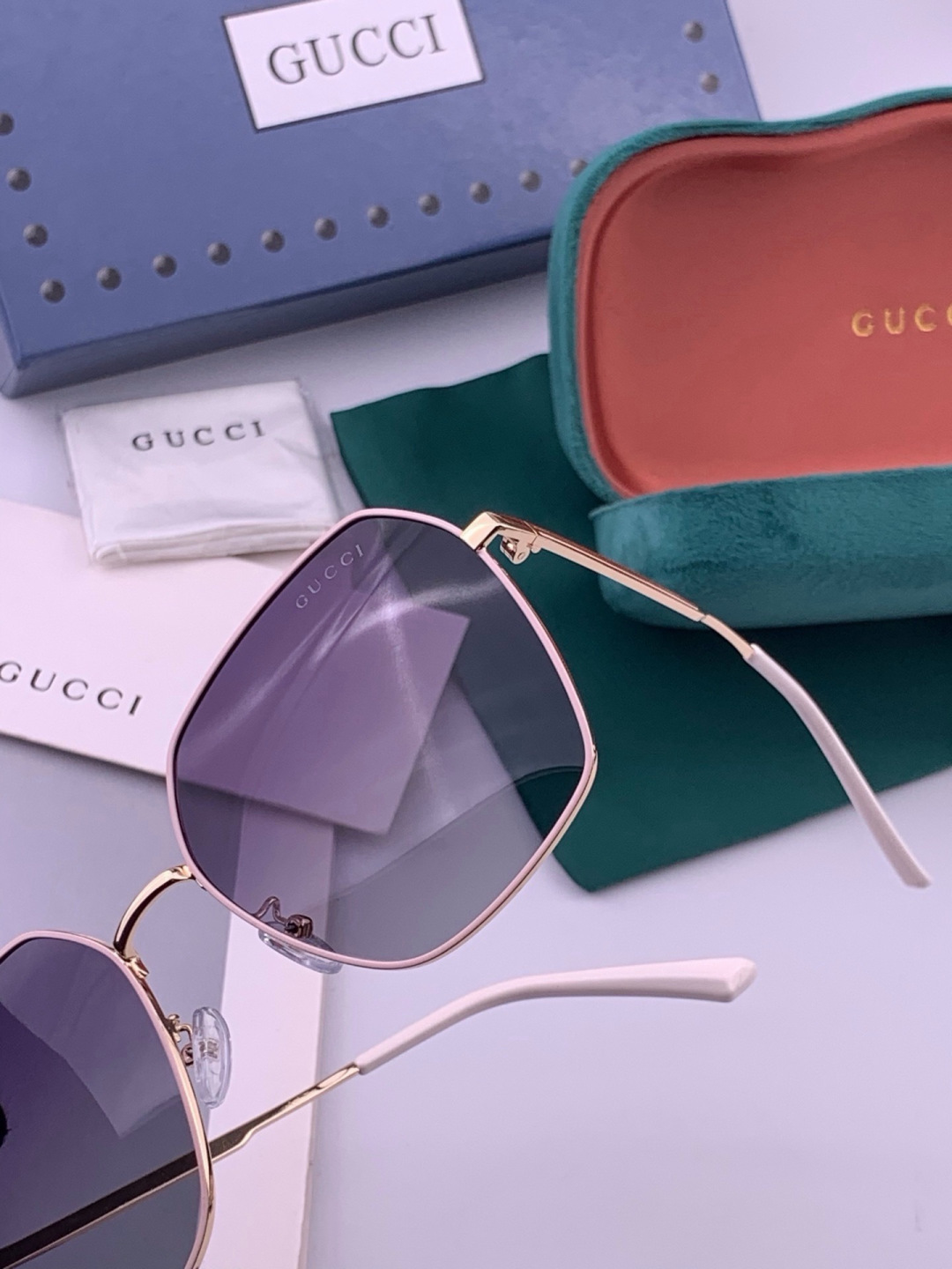 GUCCI  开春新款 马鞍扣镜腿系列墨镜，优雅方框太阳镜各路网红纷纷带起气场满分‼️ 俏皮甜美.上脸效果更佳.金属质感