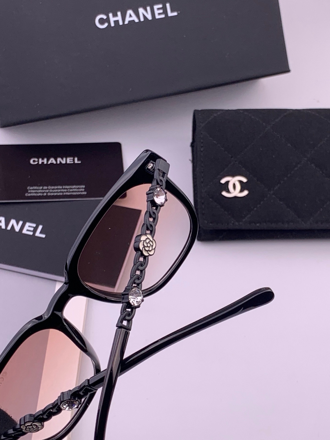 新品CHANEL 香奈儿太阳镜以独特魅力和前卫风格诠释春夏最新眼镜，质感超好佩带舒适 型号：CH5236
