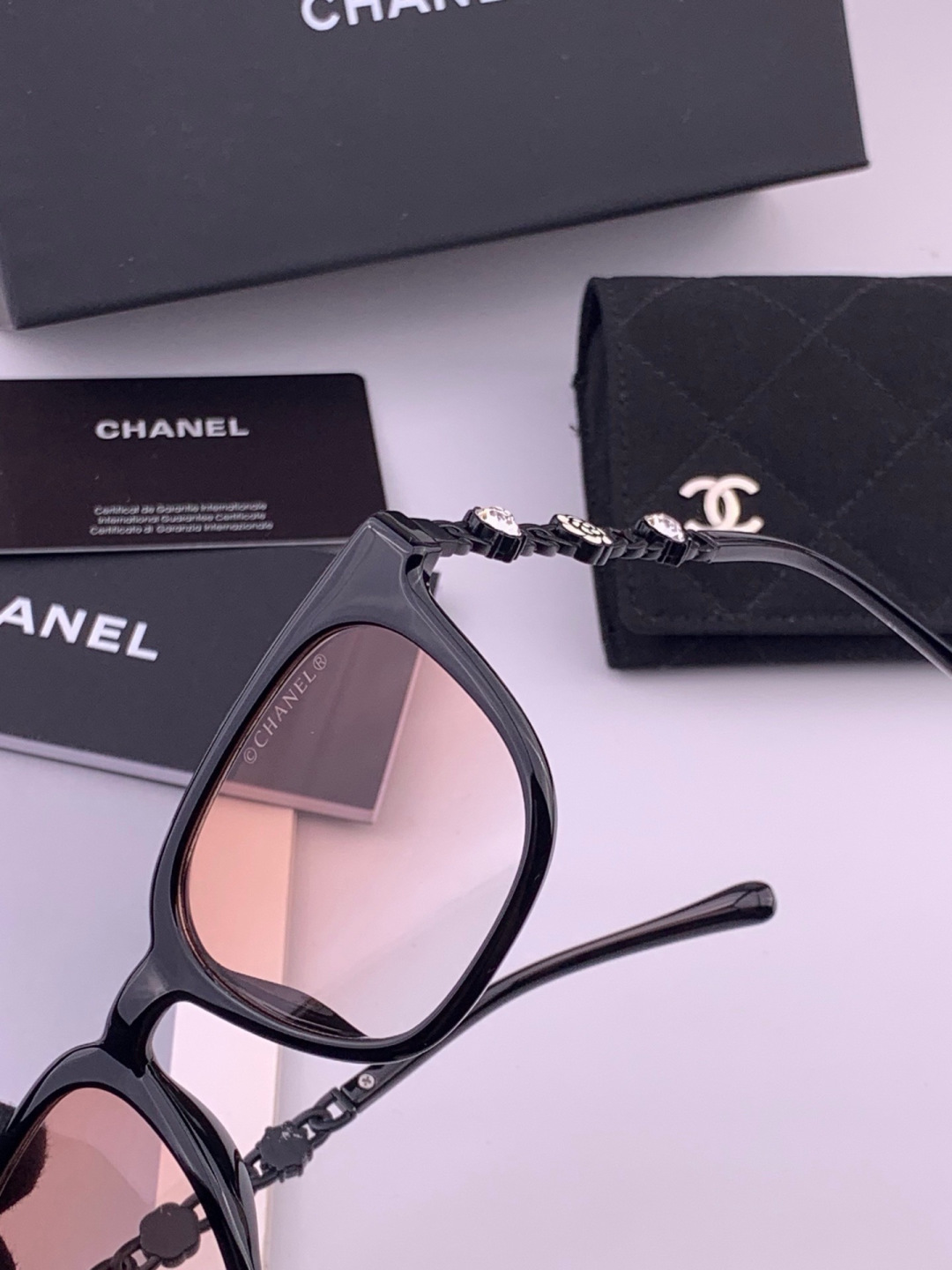 新品CHANEL 香奈儿太阳镜以独特魅力和前卫风格诠释春夏最新眼镜，质感超好佩带舒适 型号：CH5236