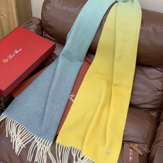 ✨✨太美了😍 【皮安娜】情侣款 美到要尖叫😱专柜最新款🎊英伦欧美范儿「多色渐变」又是一款即时尚又实用的大围巾&长巾,🎆 ✨✨太美了😍 【皮安娜】情侣款 美到要尖叫😱专柜最新款🎊英伦欧美范儿「多色渐变」又是一款即时尚又实用的大围巾&长巾,🎆