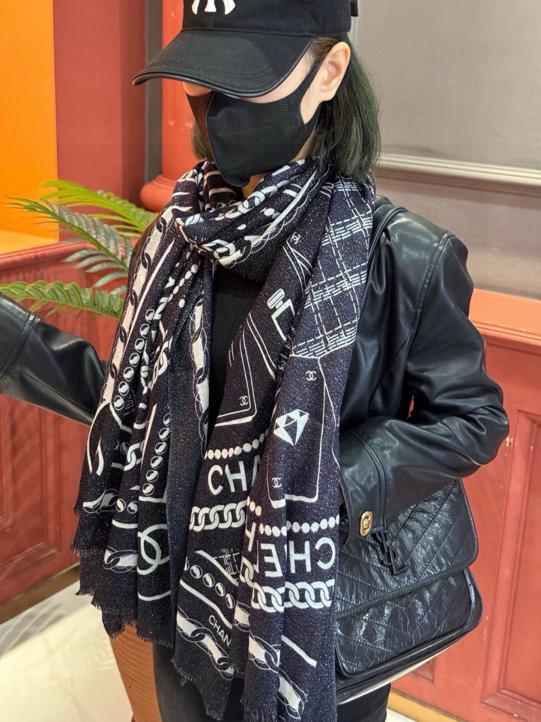 上新🌟 会发光发亮的围巾 💄💋新款客供银线💖羊绒面料长巾 😘美翻了[流泪]【小香银线图标】，御用殿堂级极品‼️新款专柜在