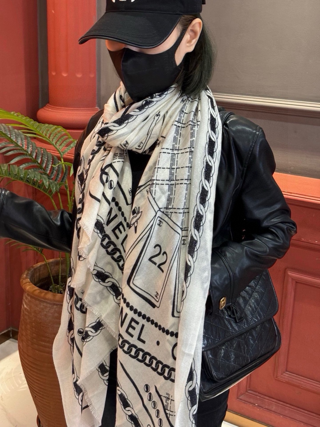 上新🌟 会发光发亮的围巾 💄💋新款客供银线💖羊绒面料长巾 😘美翻了[流泪]【小香银线图标】，御用殿堂级极品‼️新款专柜在