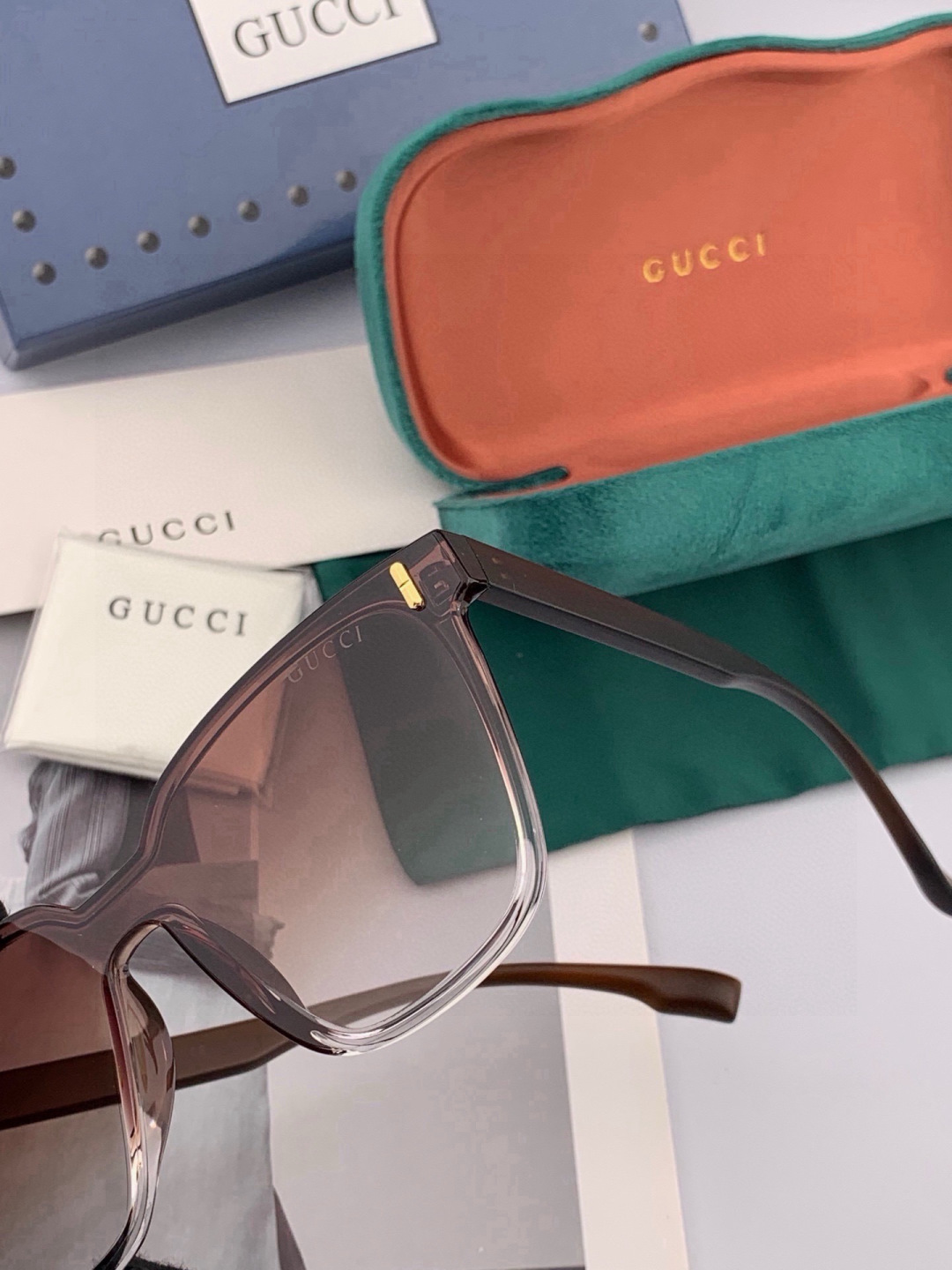🔺 【GUCCI-尼龙偏光太阳镜】开春新款 潮流爆款 时尚方框连体偏光太阳镜 高品质 佩戴舒适 网红潮款墨镜 女士高清尼
