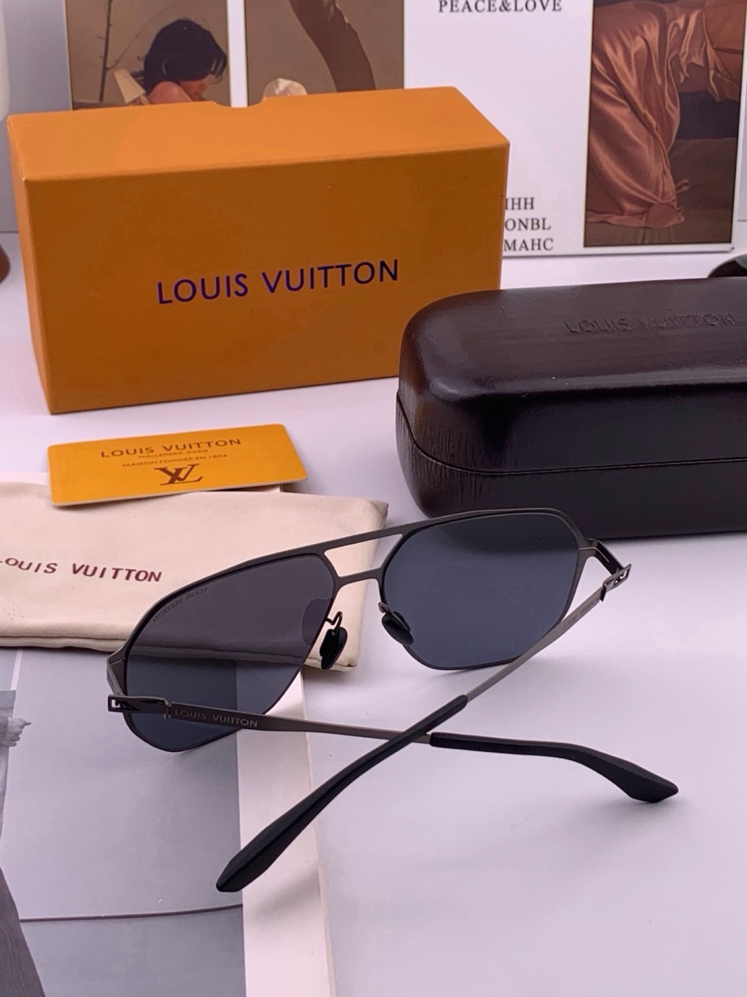 ♦️LV 新款男女情侣款太阳镜多边形墨镜iP电镀永不褪色 超轻超有弹性整幅眼镜无螺丝重要的是压不坏 高清尼龙镜片、精湛的