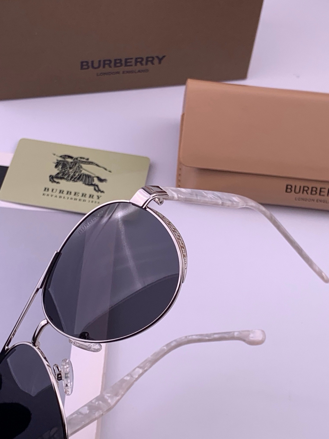 BURBERRY 巴宝莉，男士太阳眼镜🕶正版蛤蟆，太阳镜💋高品质，不挑脸，火的狠🍁新款🍁无死角🔝型号：B