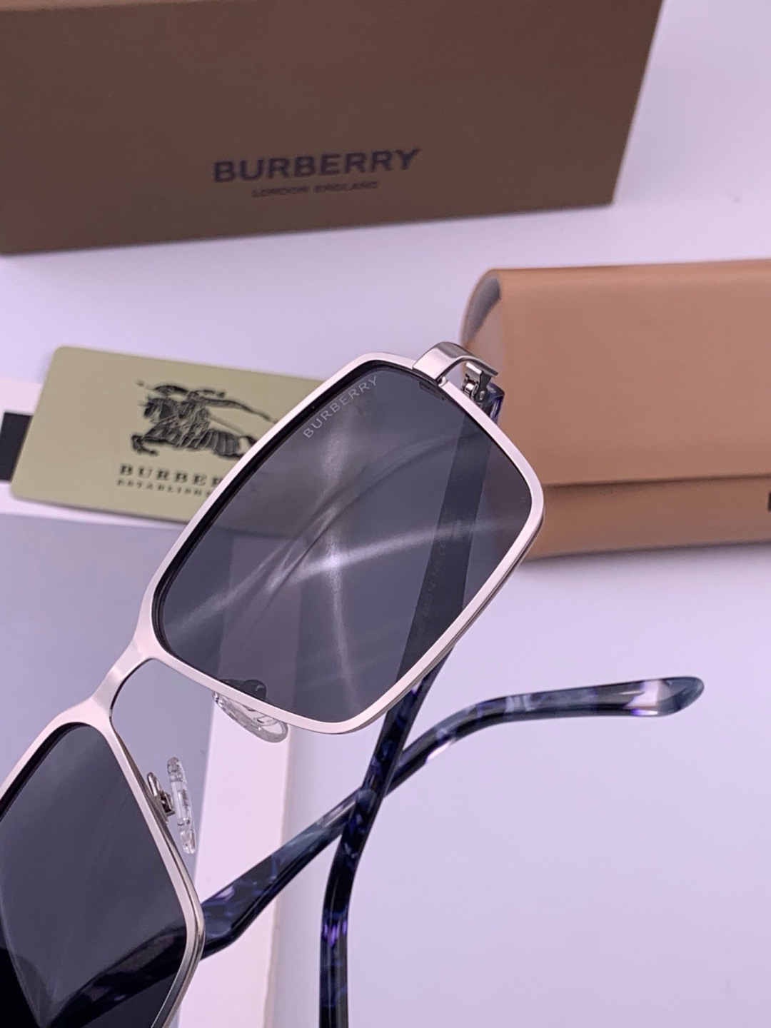 BURBERRY 巴宝莉，男士太阳眼镜🕶正版蛤蟆，太阳镜💋高品质，不挑脸，火的狠🍁新款🍁无死角🔝型号：B