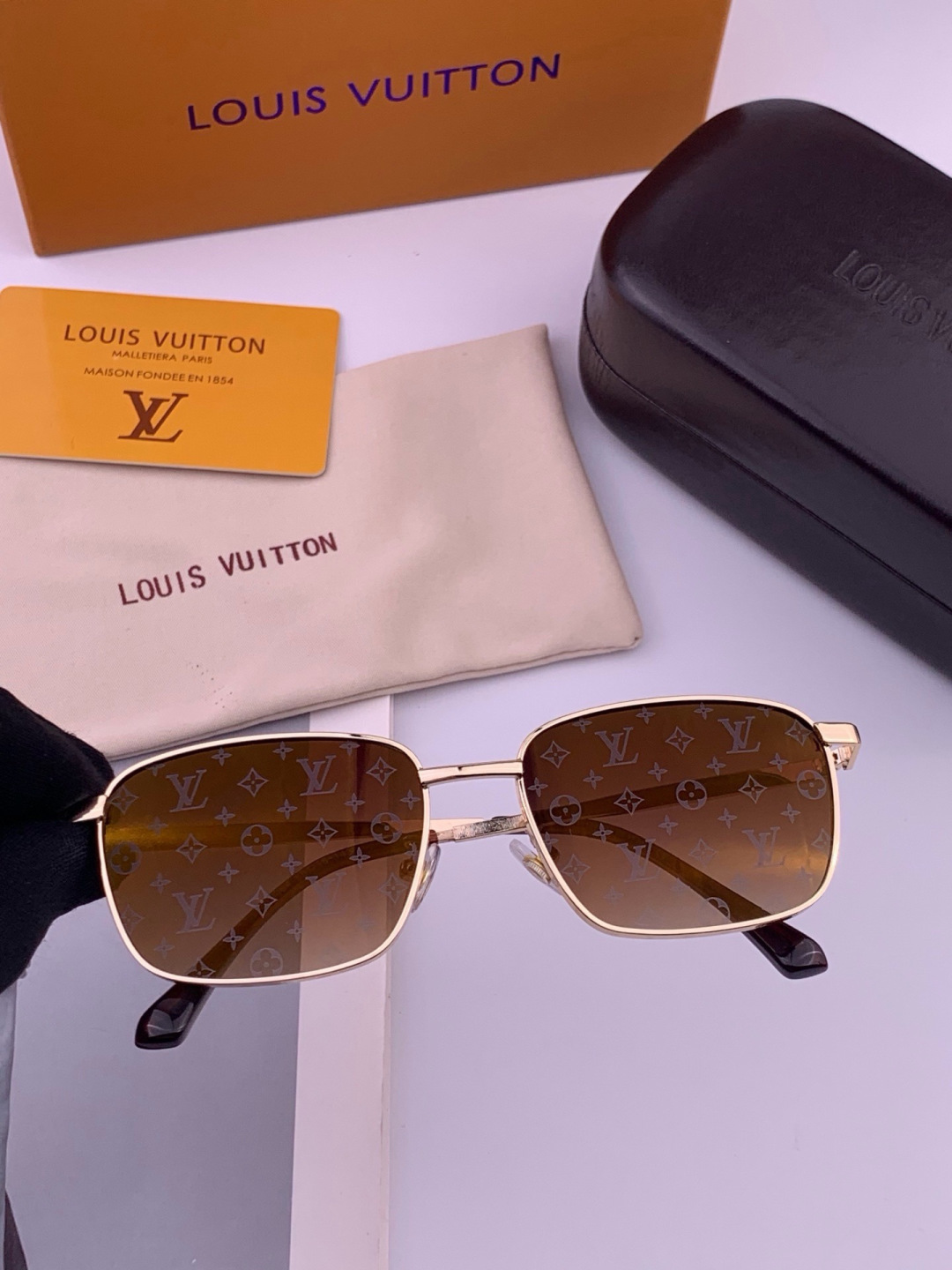 LV🔥高品质男女款”太阳镜🔥 开车钓鱼都可🔥百搭显瘦墨镜韩版男士飞行员大框司机开车防紫外线太阳镜，型号：L4906