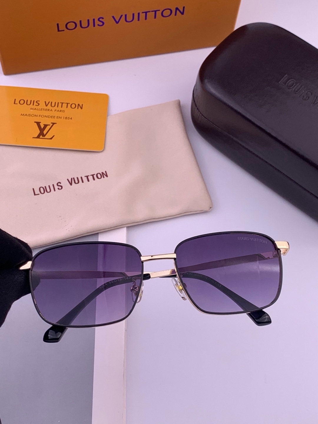 LV🔥高品质男女款”太阳镜🔥 开车钓鱼都可🔥百搭显瘦墨镜韩版男士飞行员大框司机开车防紫外线太阳镜，型号：L4906