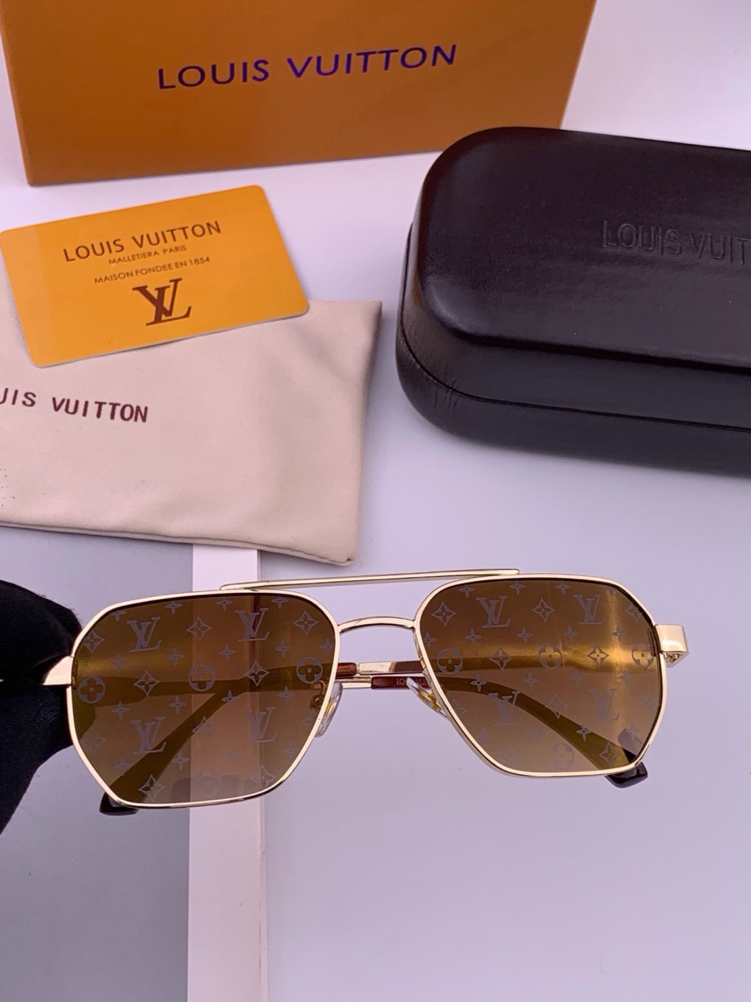 LV🔥高品质男女款”太阳镜🔥 开车钓鱼都可🔥百搭显瘦墨镜韩版男士飞行员大框司机开车防紫外线太阳镜，型号：L5906