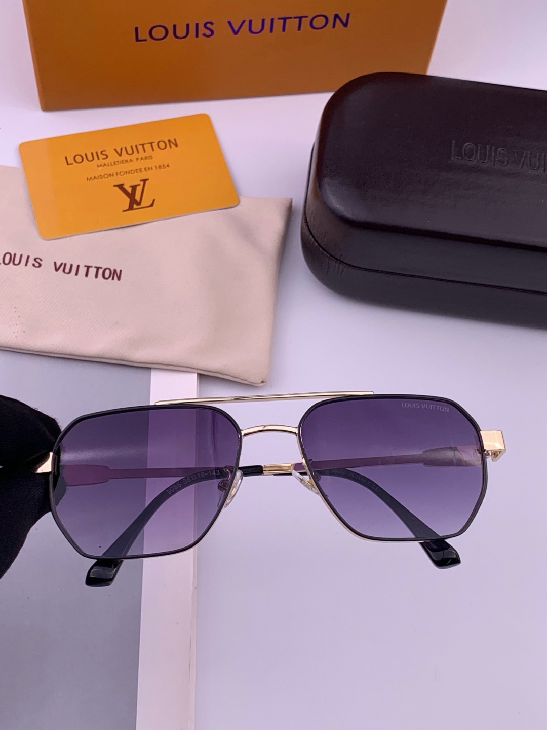 LV🔥高品质男女款”太阳镜🔥 开车钓鱼都可🔥百搭显瘦墨镜韩版男士飞行员大框司机开车防紫外线太阳镜，型号：L5906