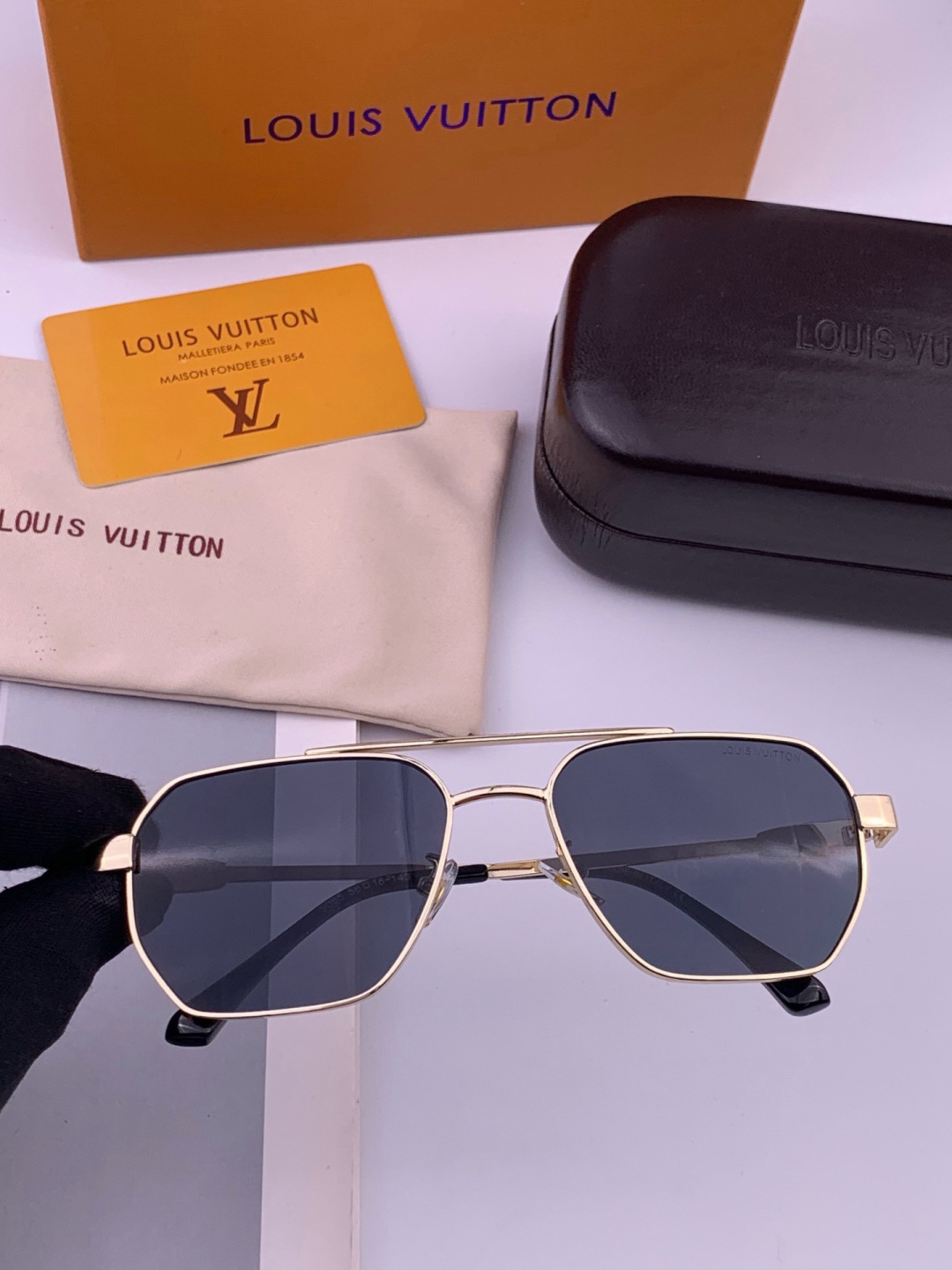 LV🔥高品质男女款”太阳镜🔥 开车钓鱼都可🔥百搭显瘦墨镜韩版男士飞行员大框司机开车防紫外线太阳镜，型号：L5906