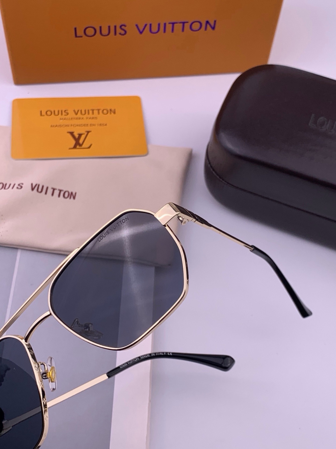 LV🔥高品质男女款”太阳镜🔥 开车钓鱼都可🔥百搭显瘦墨镜韩版男士飞行员大框司机开车防紫外线太阳镜，型号：L5906