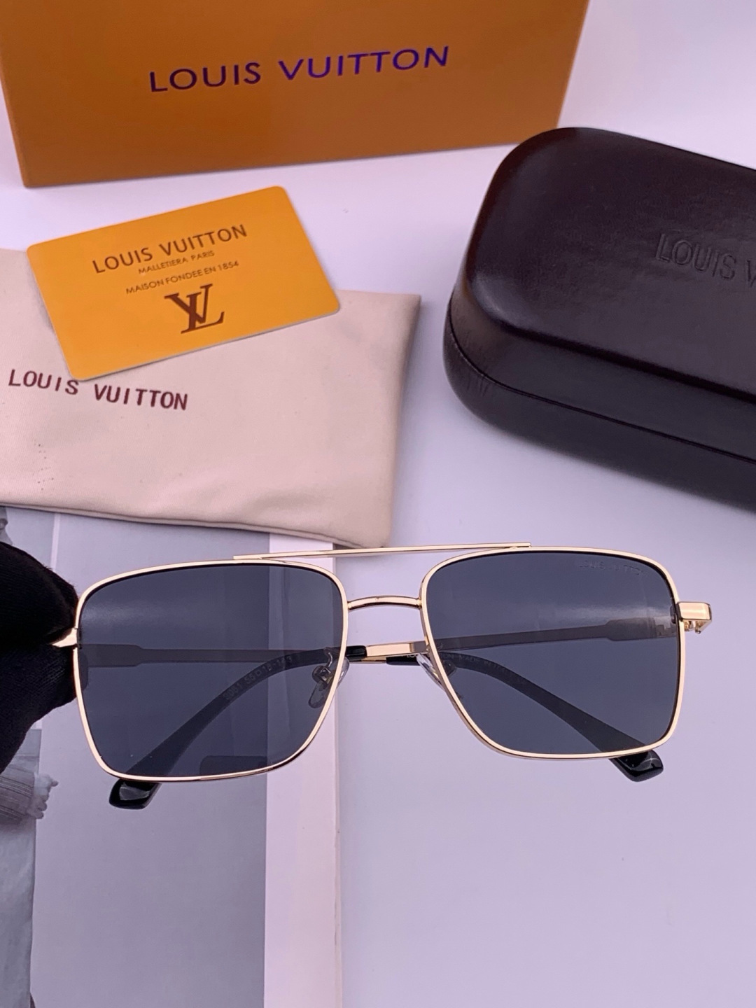 LV🔥高品质男女款”太阳镜🔥 开车钓鱼都可🔥百搭显瘦墨镜韩版男士飞行员大框司机开车防紫外线太阳镜，型号：L1906