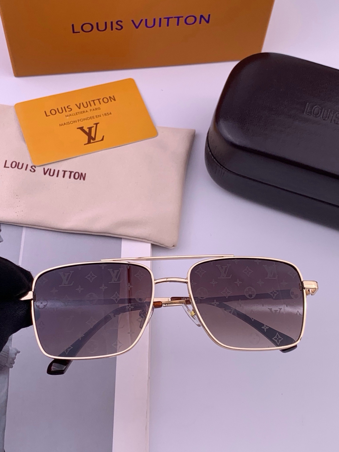 LV🔥高品质男女款”太阳镜🔥 开车钓鱼都可🔥百搭显瘦墨镜韩版男士飞行员大框司机开车防紫外线太阳镜，型号：L1906