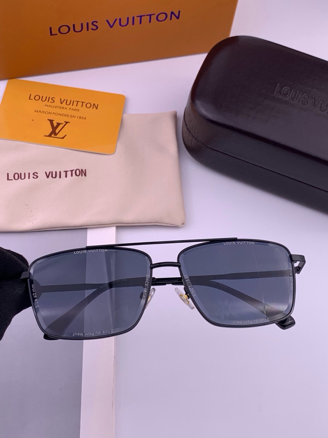 LV🔥高品质男女款”太阳镜🔥 开车钓鱼都可🔥百搭显瘦墨镜韩版男士飞行员大框司机开车防紫外线太阳镜，型号：L7902