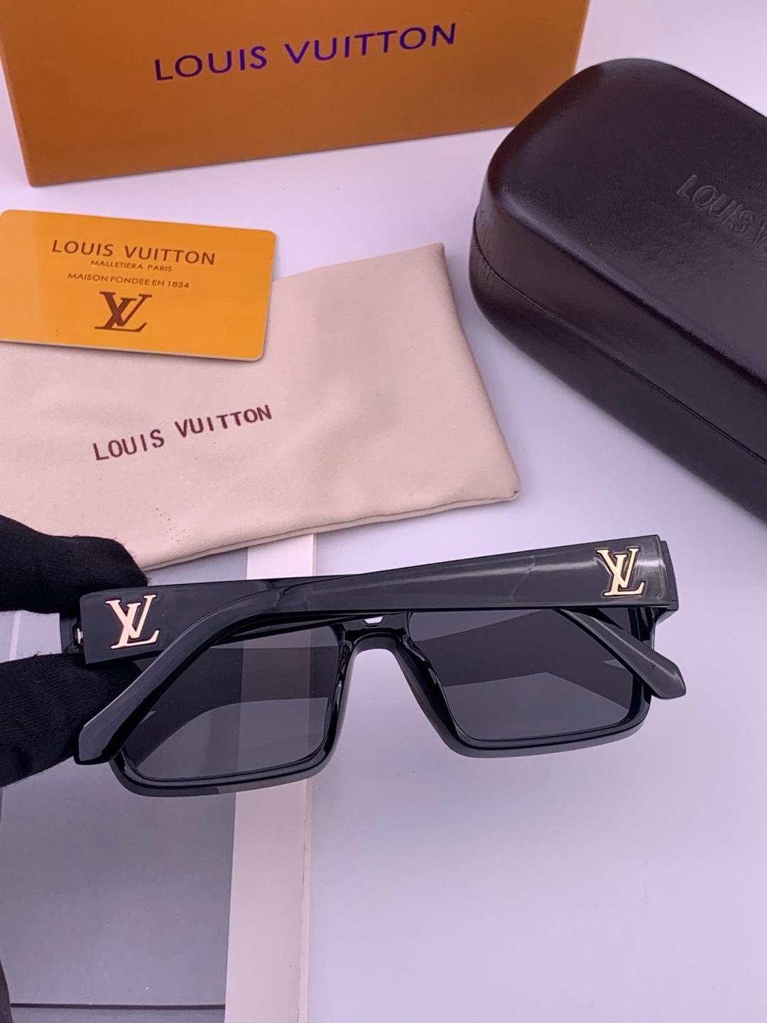 LV🔥高品质男女款”太阳镜🔥 开车钓鱼都可🔥百搭显瘦墨镜韩版男士飞行员大框司机开车防紫外线太阳镜，型号：L4198