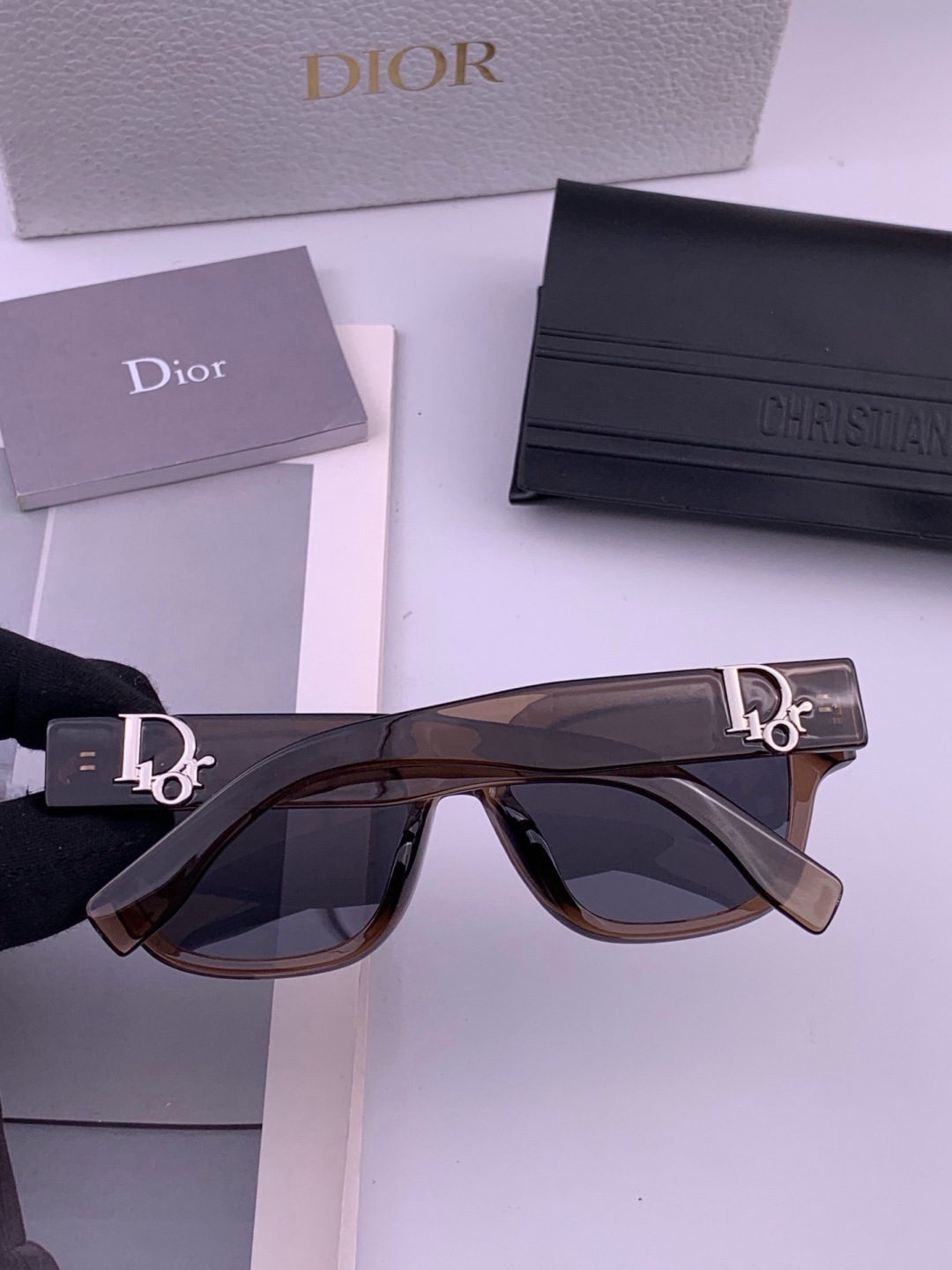 DIOR 新款女士方框太阳眼镜 开车墨镜 新款金属无框太阳镜  时尚大方 舒适轻盈 精致奢华 超轻 型号：CD02036