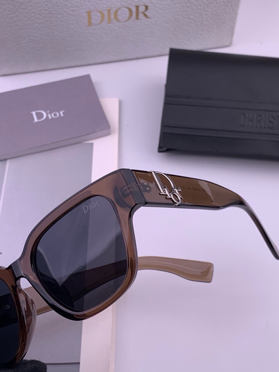 DIOR 新款女士方框太阳眼镜 开车墨镜 新款金属无框太阳镜  时尚大方 舒适轻盈 精致奢华 超轻 型号：CD02036