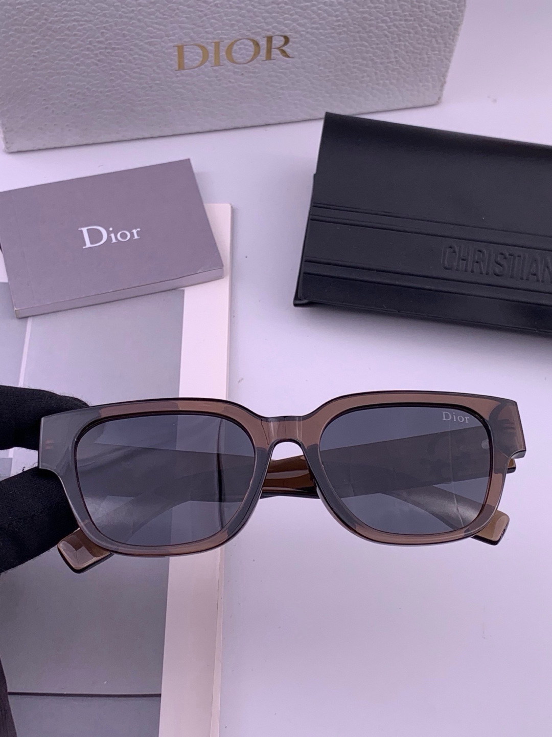 DIOR 新款女士方框太阳眼镜 开车墨镜 新款金属无框太阳镜  时尚大方 舒适轻盈 精致奢华 超轻 型号：CD02036