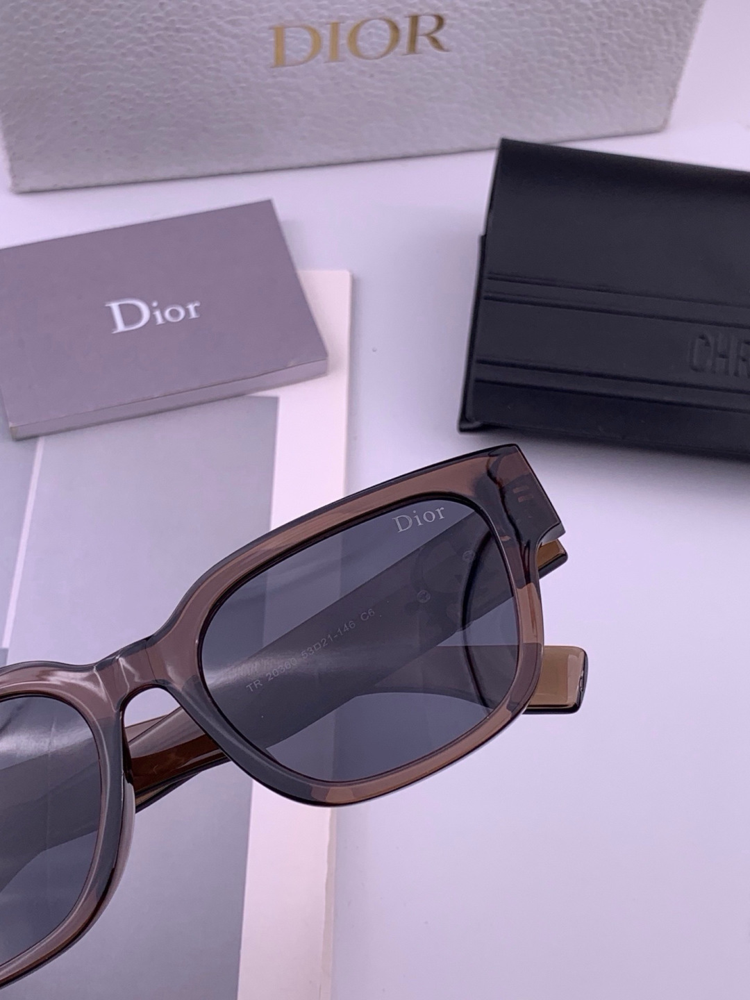 DIOR 新款女士方框太阳眼镜 开车墨镜 新款金属无框太阳镜  时尚大方 舒适轻盈 精致奢华 超轻 型号：CD02036